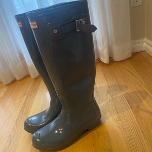 Gull grey Gloss Hunter tall rain boots, near perfect condition. Size 9